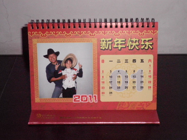 個(gè)性臺(tái)歷內(nèi)頁(yè)展示，父女兩的感情倍兒好