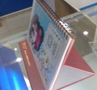 給大家看看個性臺歷的側面構造,三角架結實