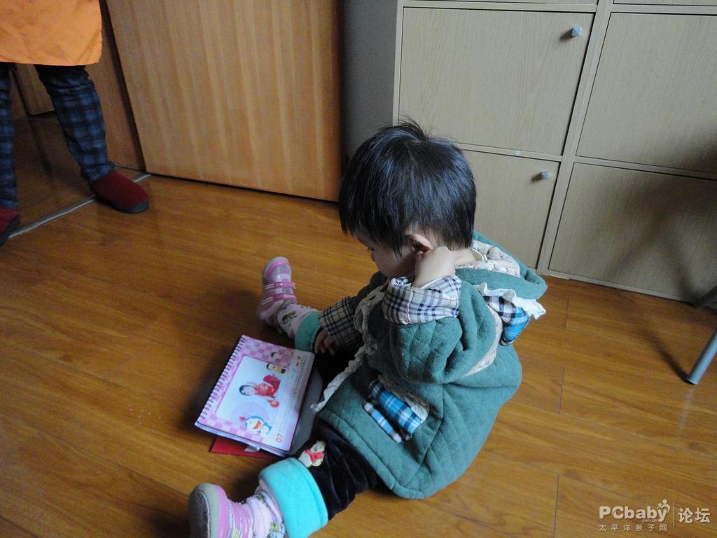 小瓜子和臺歷的合影留戀，樂得合不攏嘴