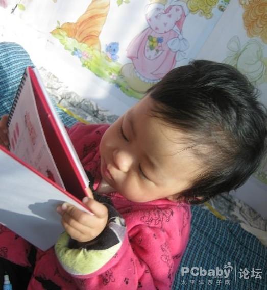 看得也倍兒認(rèn)真了，菲兒這是臺(tái)歷不是吃的，不用這么認(rèn)真