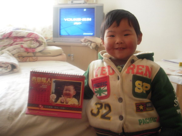 牛牛和臺歷的合影，很喜歡這個小東西哦