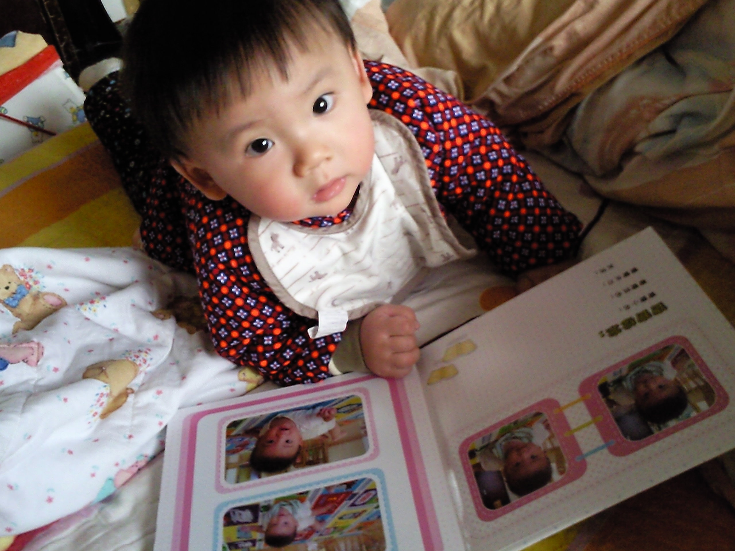 兒子你看什么呢，媽咪給你做了好東西，你要看的是照片書